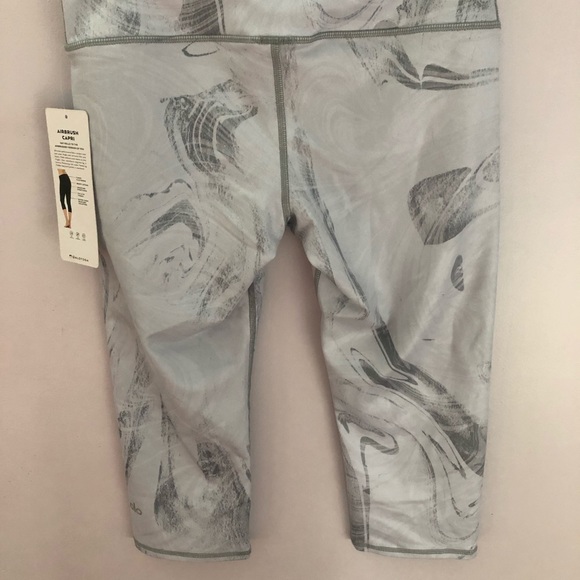 Alo yoga NWT aire brush capri - Picture 3 of 5